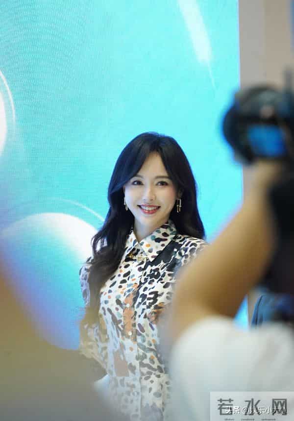 唐嫣今日上海进博会出席活动,穿浅蓝色印花桑蚕丝连衣裙好漂亮