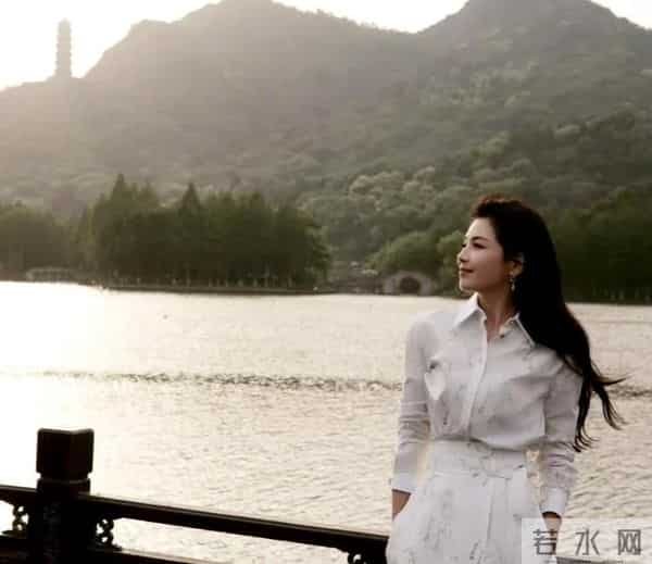 46岁刘涛浙江一日游,长得一般,没有网上说的那么美