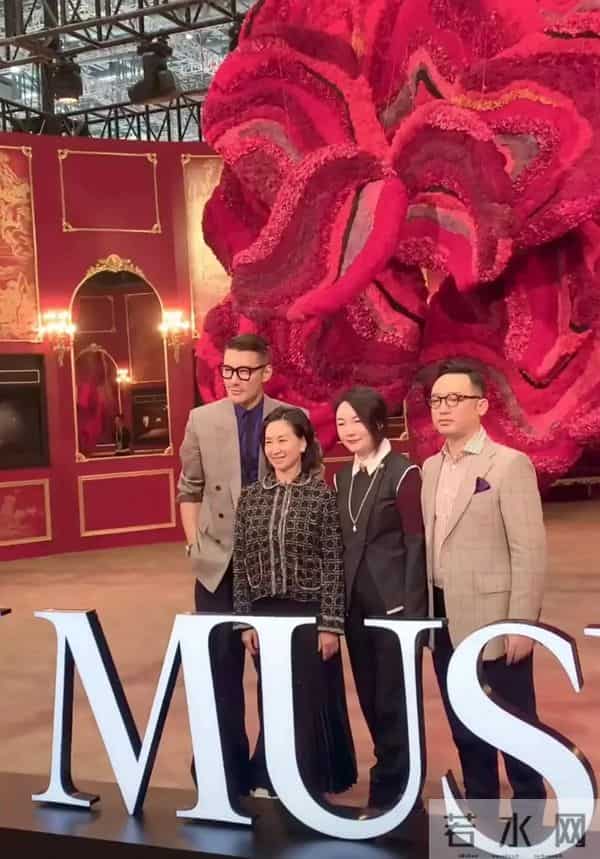 胡兵上海进博会遇何超琼,两人拍照合影!