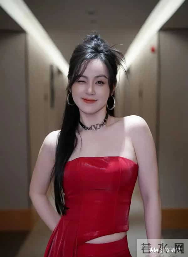 原相机下的唐艺,胖胖的有点老脸上有褶皱,可她的努力却值得赞扬