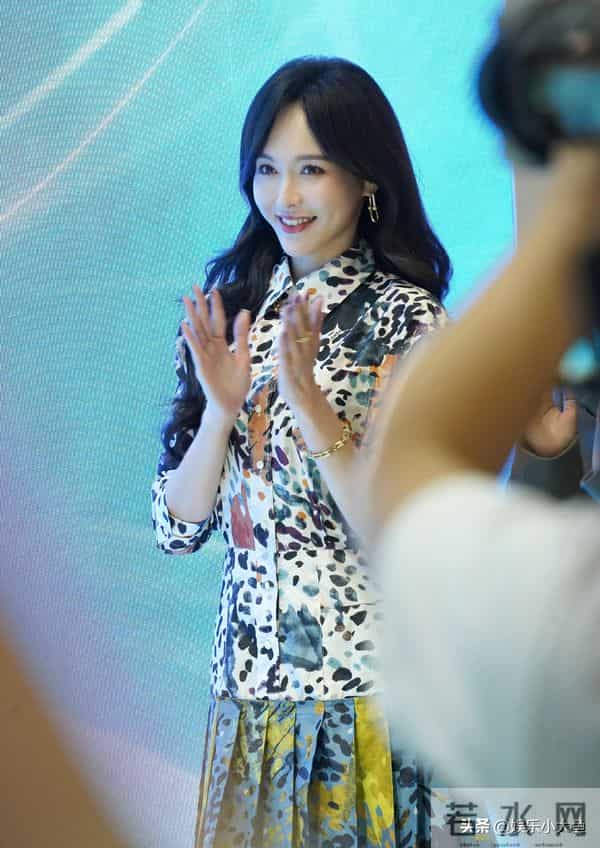 唐嫣今日上海进博会出席活动,穿浅蓝色印花桑蚕丝连衣裙好漂亮
