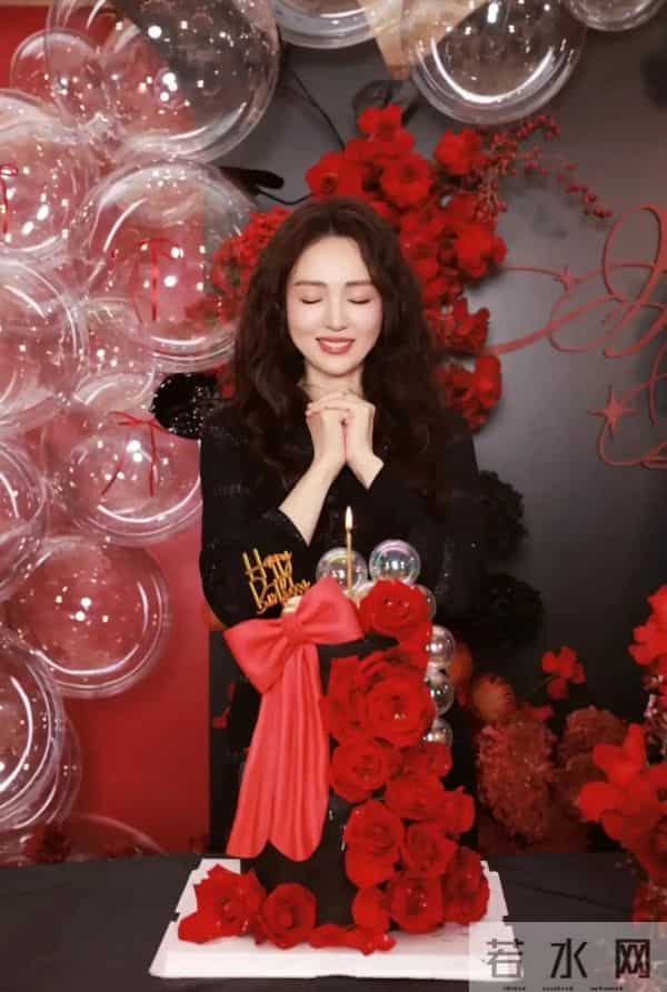 董璇46岁生日照难掩孕味，捧蛋糕肚子看着像四个月，小酒窝好漂亮
