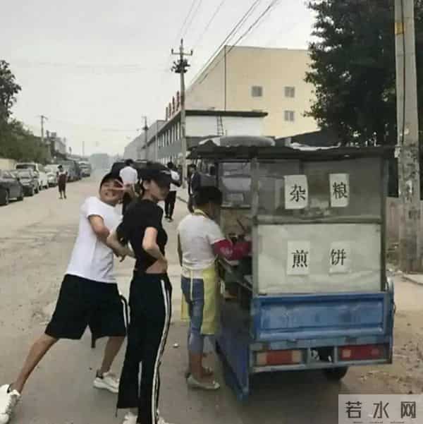 杨颖在山西农村街头买煎饼果子 身材高挑 打扮接地气 比普通人好看