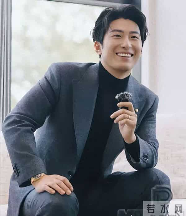 窦骁被传婚变后首次现身，手上婚戒显眼，依旧是何超莲帅气的老公