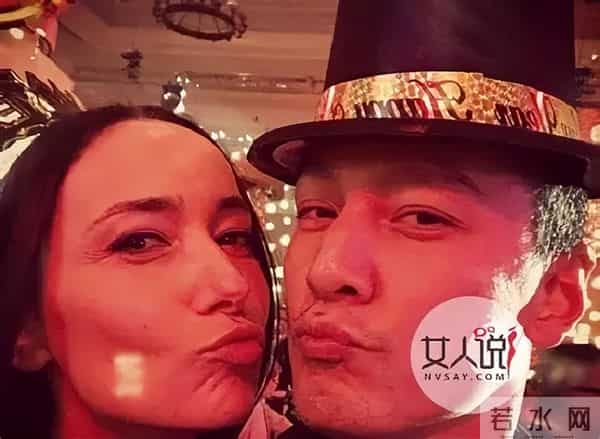 吴彦祖晒47岁老婆素颜合照，惊呆网友！男方曾称近10年没夫妻同房