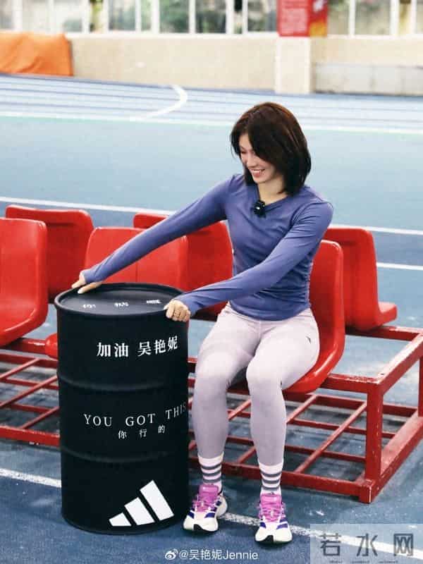 全运会加油!吴艳妮收到阿迪加油桶,手捧定制战靴和足球甜美留影