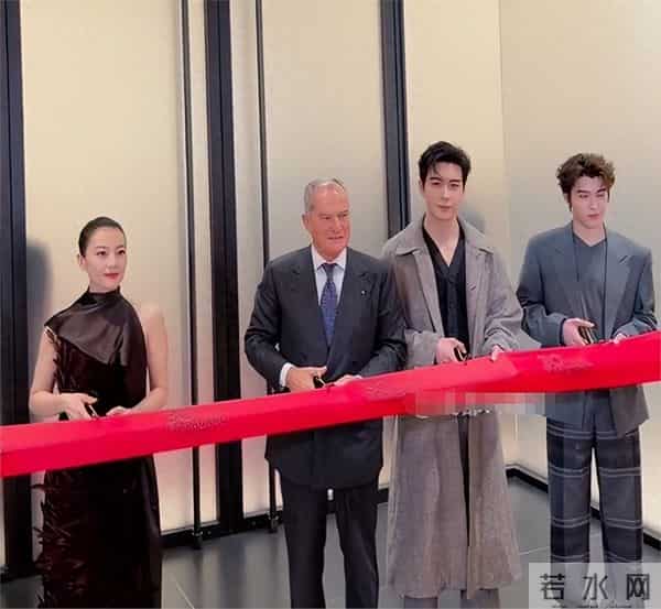 46岁高圆圆活动生图：脸上褶子多含胸驼背，她身边整容脸网红惊艳