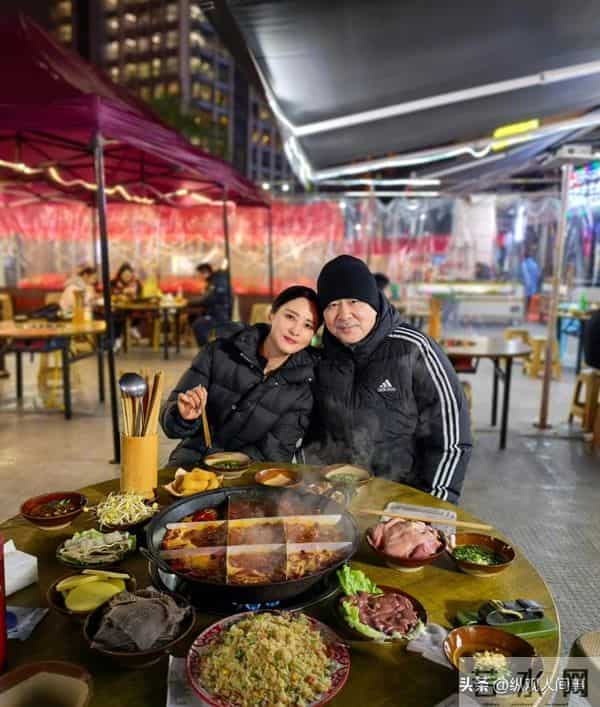 蒋勤勤素颜出席活动，双手捂脸哭红眼眶，陈建斌没安慰转头大笑