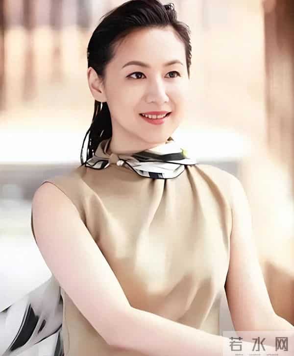 她是金牌美女主持，嫁上海首富生3个孩子，54岁看着像34岁好年轻