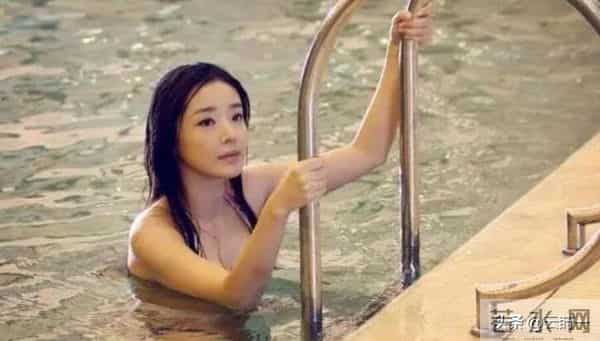 曾被张艺谋力捧，火后与富豪卷款61亿逃亡国外，现在的她过得如何