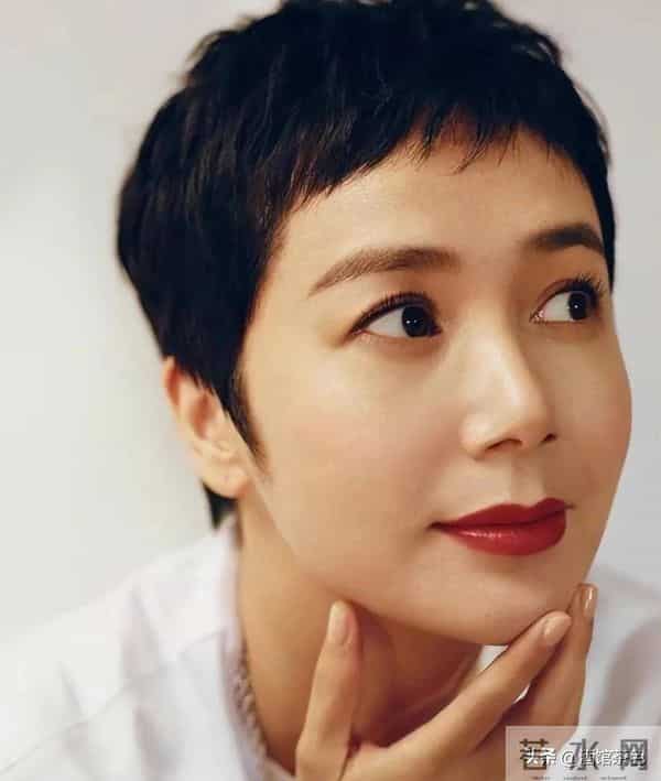 演员蒋雯丽现状:定居英国,59岁又瘦又老,网友:一代女神也老了