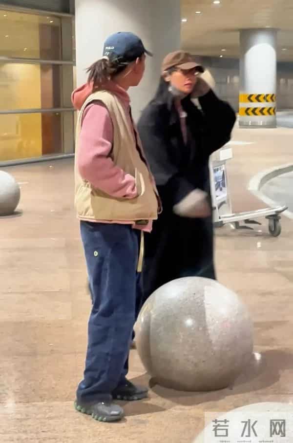 白百何带俩儿子回国,17岁大儿子罕见露面,身高180,模样像爸爸