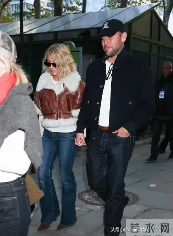 28岁悉尼妹真豪放，与44岁新男友公园激吻，欧美娱乐圈穿搭真独特