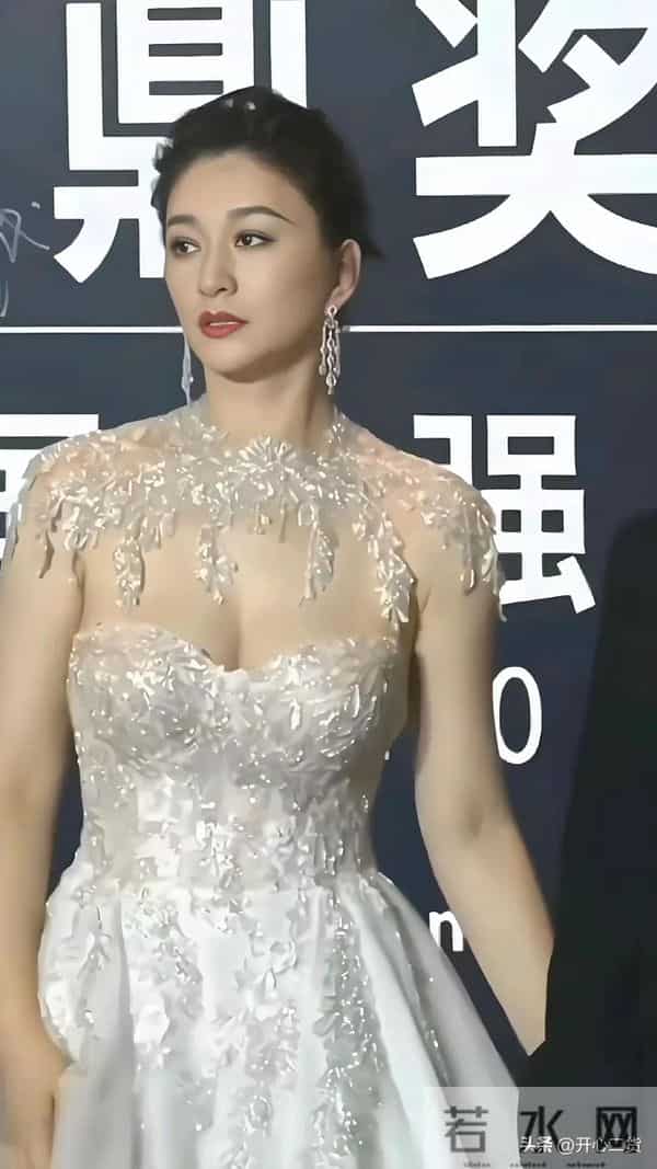 李小冉快50岁了还这么丰满，瘦却很有料，让人好奇她是怎么做到的