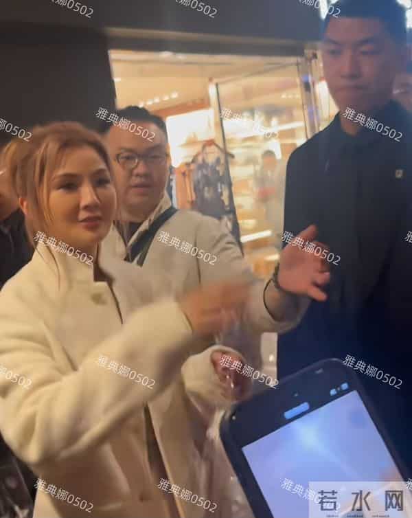 阿sa蔡卓妍本人没有网上夸的那么年轻,脸有点肿整感明显不够自然