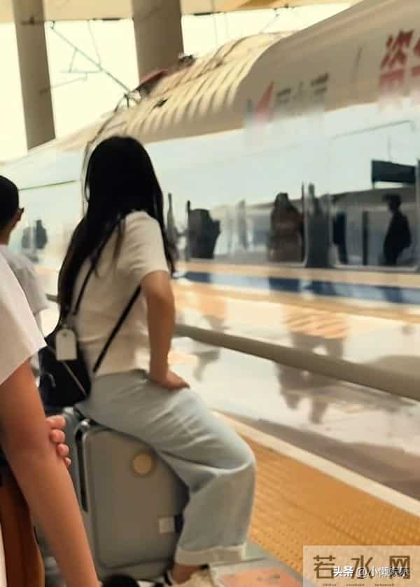 小娜回应停播原因,家里突发状况,现在人已经回到老家