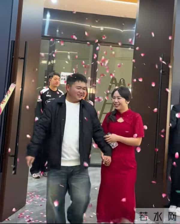 菲利丝母子终于露面，豆豆又黑又瘦惹人心疼