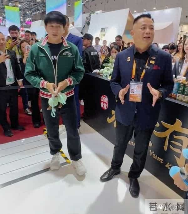 55岁吴奇隆在上海参加展会,他看着好普通,身材五五分 脸却好年轻