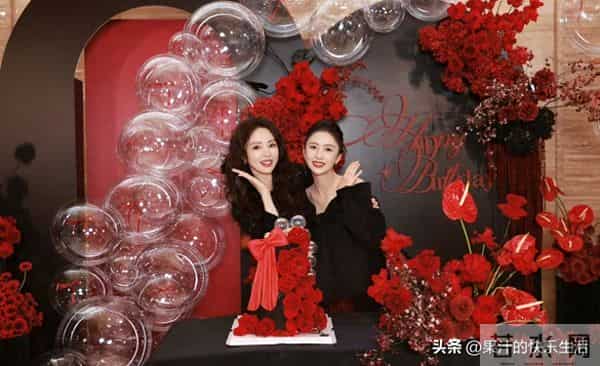 46岁董璇过生日,一家三口都是黑色系穿搭!网友猜测原因!