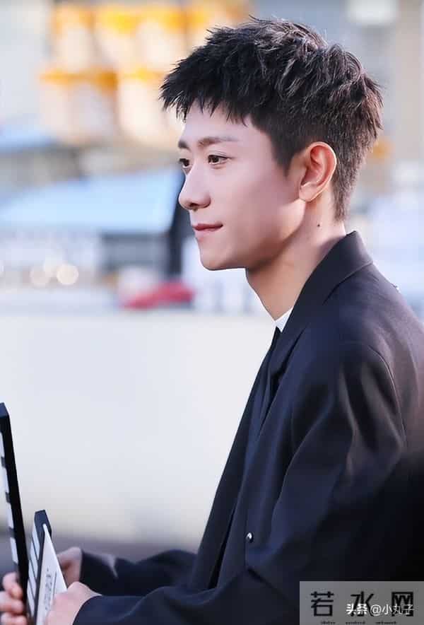 张一山竟然帅成这样了,真的好像京圈太子爷啊,一脸正气的帅!