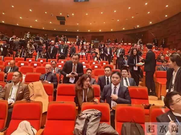 APEC会议上,章泽天面相大变:当一个女人对爱情祛魅,她就进化了