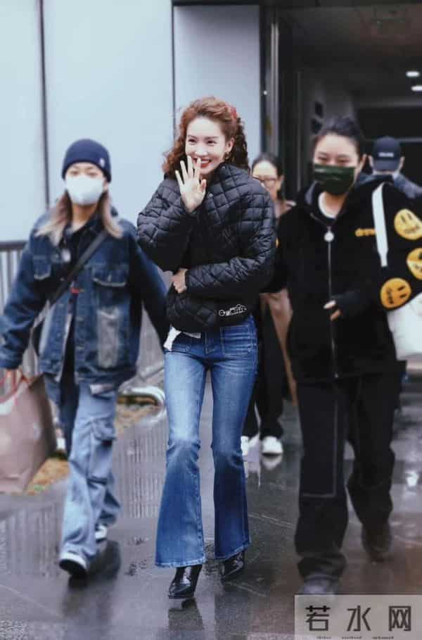 金晨又带火了秋冬新穿搭：羽绒服+牛仔裤+羊毛卷发型，显瘦又时髦