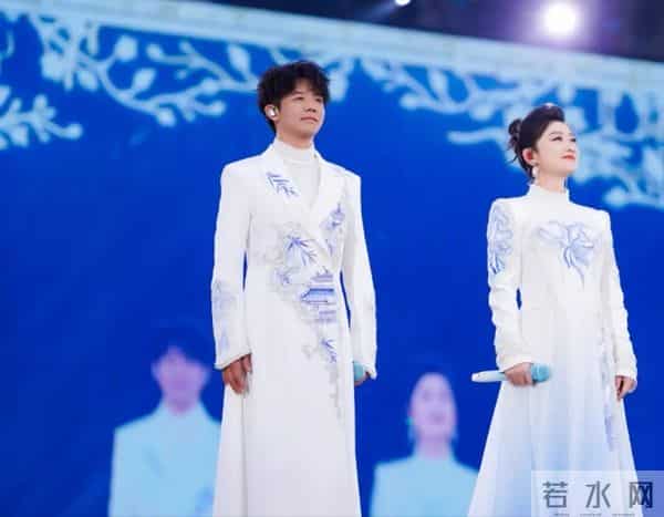 45岁玲花现身外甥婚礼,穿蒙古袍配宽檐帽松弛贵气,长胖后更美了