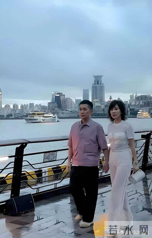 刘嘉玲上海被偶遇，59岁面容饱满身材佳，状态宛如三四十岁