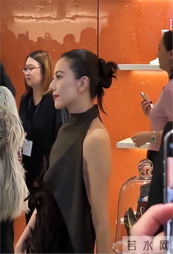 46岁高圆圆活动生图:脸上褶子多含胸驼背,她身边整容脸网红惊艳