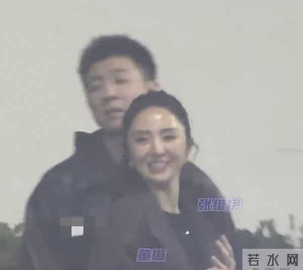 董璇46岁生日聚会,和张维伊送宾客后牵手回家,张维伊短发还挺帅