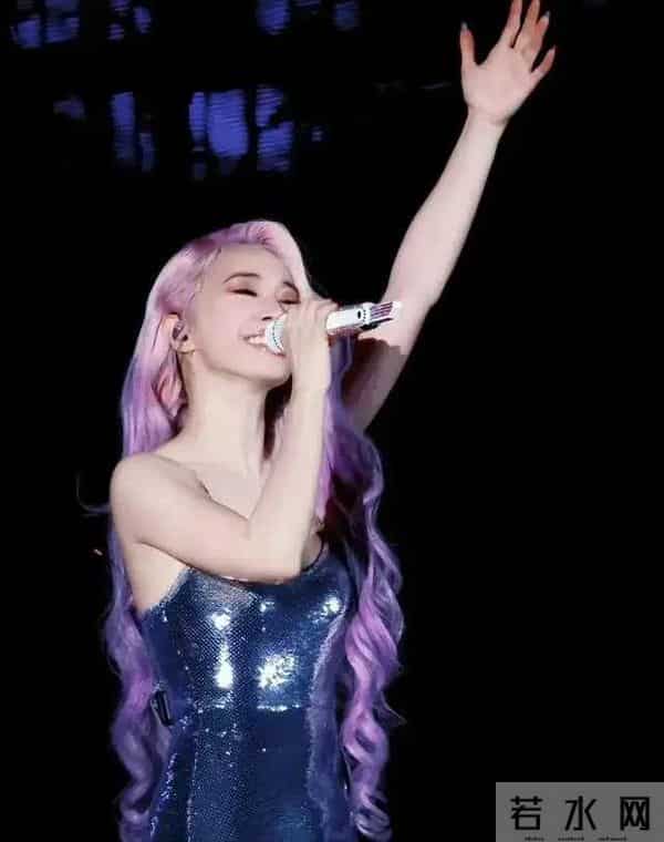 蔡依林的身材是女星里的权威 哪个敢和她比较，关键她还特别娇小