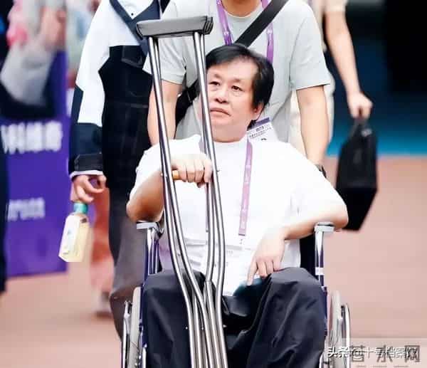 央媒三问直扎人心!“连滚带爬”的郑智化清空微博,这一次他走了