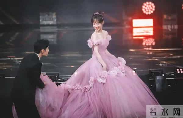 一场生日,戳穿了杨紫在演艺圈的地位,原来肖战一个字都没说错