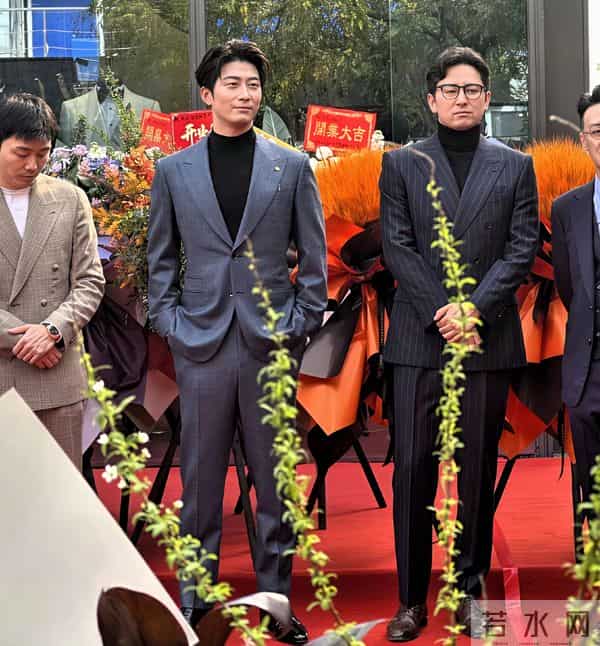 窦骁被传婚变后首次现身,手上婚戒显眼,依旧是何超莲帅气的老公