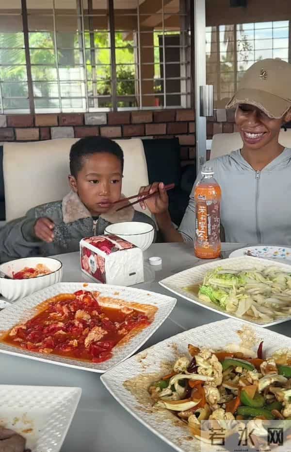 菲利丝母子终于露面,豆豆又黑又瘦惹人心疼