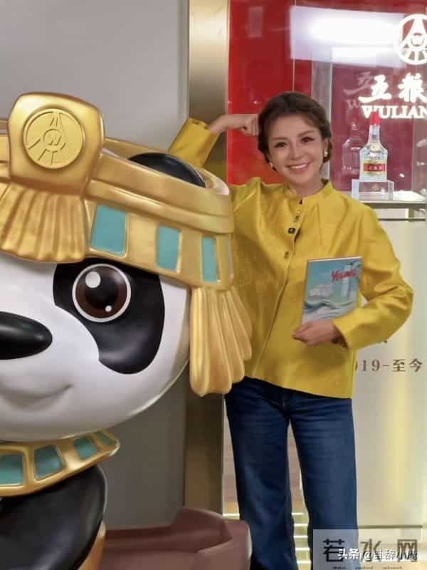 52岁朱迅现身上海进博会,穿黄色新中式上衣,尽显知性温婉与大气