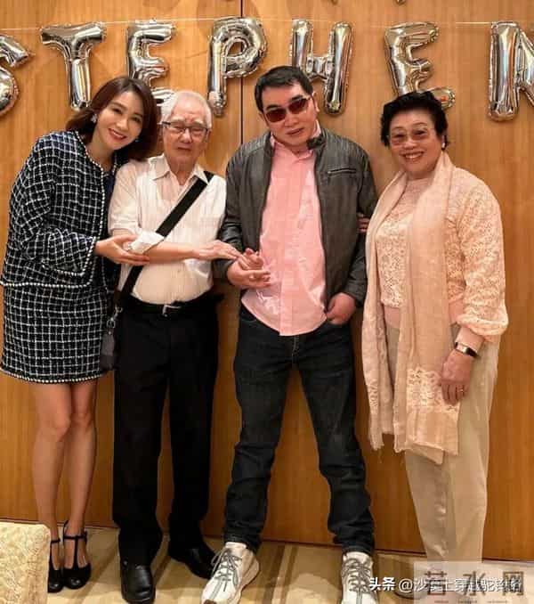 黎姿为父亲过生日时，老公和残疾弟弟在场，夫妻同框像一对父女