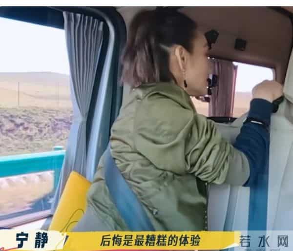 刘晓庆一天吃一斤肉，同龄人夸她年轻，摘下假发真容曝光