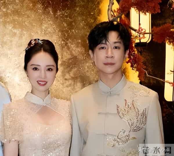 董璇46岁生日晒照,手捧蛋糕看着孕味初显肚子像四个月 满脸幸福感