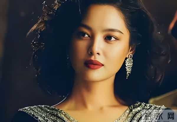 拔出萝卜带出泥！逼疯辛芷蕾、集体嫖娼，王家卫是真的“瞎”了