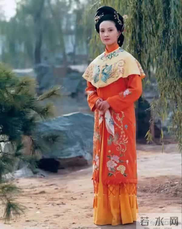 70岁张国立携妻子与友人聚餐,头顶白发老态明显,邓婕气质优雅