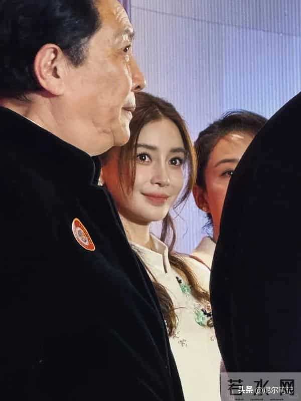 杨颖空降红蜻蜓直播间!素颜皮肤蜡黄有黑眼圈,仅露脸几秒引热议