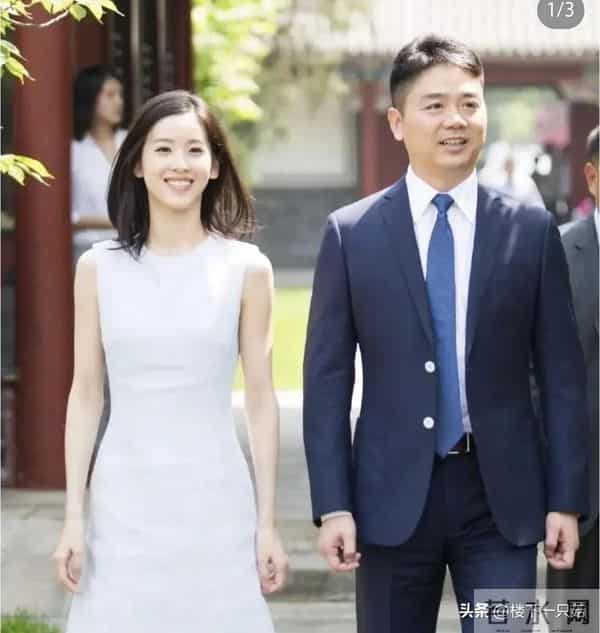 章泽天烫发翻车后 听劝拉直笑容灿烂 和刘强东同框不再唯唯诺诺