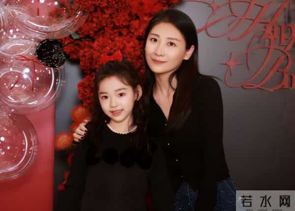 董璇46岁生日照,手捧蛋糕小腹隆起,张维伊站C位风头尽显