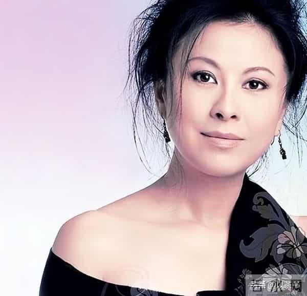 她曾力压王菲、惊艳春晚,却因投资失败成穷光蛋,如今老到认不出