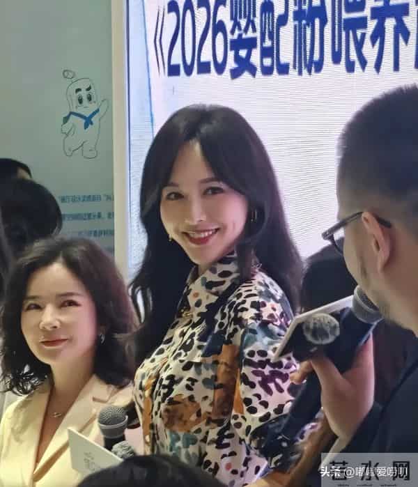 唐嫣现身上海进博会，她明媚动人，高挑身姿大长腿，美韵天成！