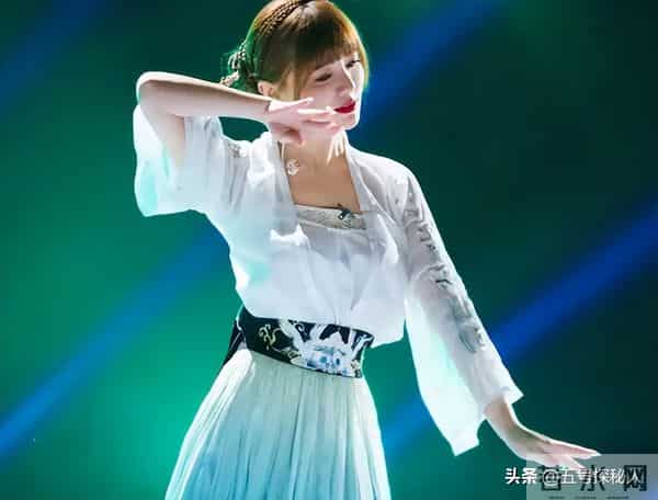 她是隐藏最深的富婆,童颜巨乳躺赚上亿,21岁打败王菲却主动过气