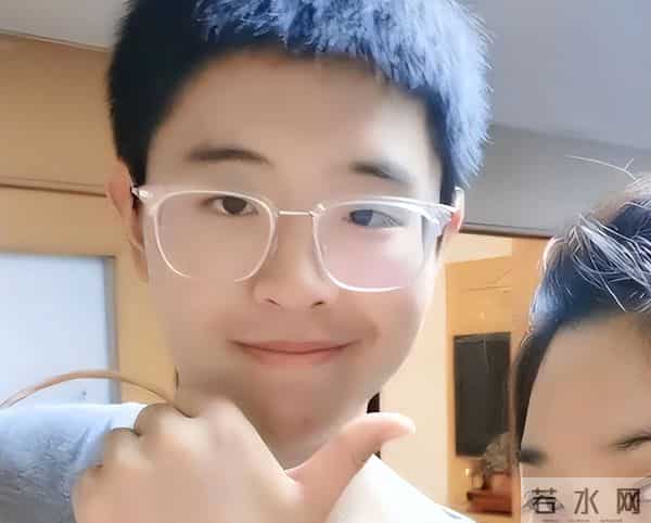 51岁主持人方琼:嫁给电视台领导,21岁儿子不仅长得像她还是学霸