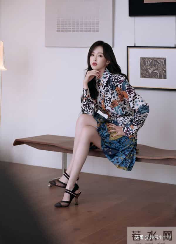 唐嫣今日上海进博会出席活动,穿浅蓝色印花桑蚕丝连衣裙好漂亮