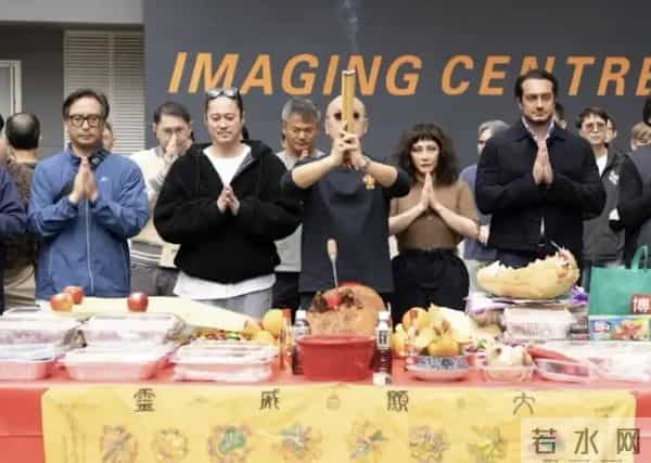 何超仪丈夫大病康复后罕露脸,满面红光圆润了不少,私人医生同场